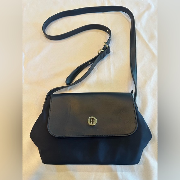 Tommy Hilfiger Navy Shoulder Bag with Gold Hardware - Picture 1 of 11
